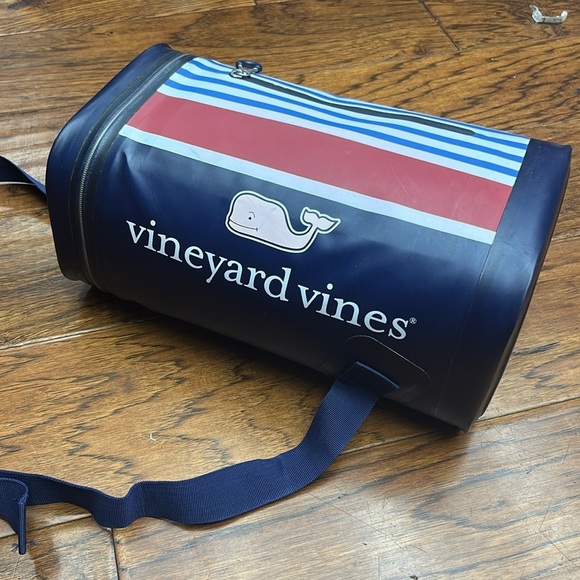 Vineyard Vines 10 Can capacity cooler - Picture 3 of 8